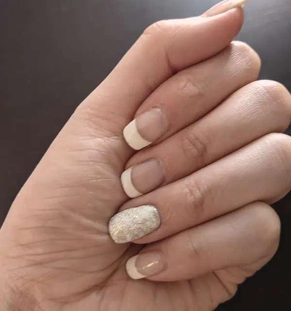 Mano con manicure francesa (foto ilustrativa)